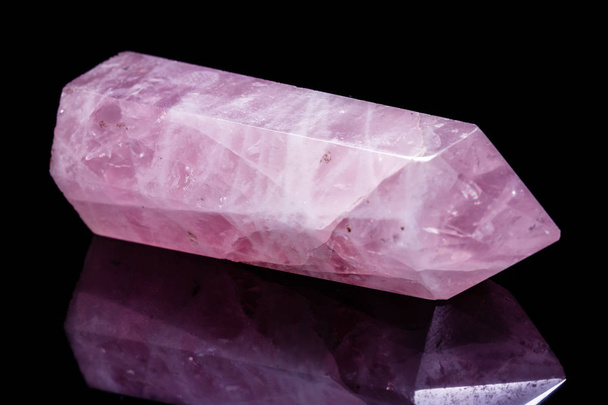 Macro cristal de quartz rose minéral sur fond noir
  - Photo, image