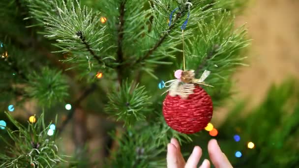 Mujer decoración de la mano árbol de Navidad con juguetes
 - Imágenes, Vídeo
