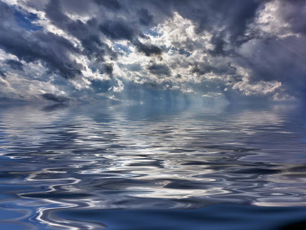 Sakin ve yansıtıcı okyanus üzerinde fırtınalı gökyüzü görüntüsünü Backgrond - Fotoğraf, Görsel