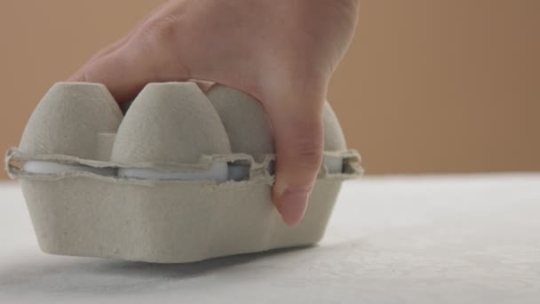 womans hand put an egg box in perspective - Filmagem, Vídeo