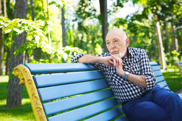 Pensive старший чоловік на відкритому повітрі
 - Фото, зображення