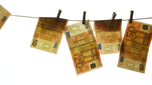 Closeup χρήματα ευρώ κρέμεται από ένα σκοινί. Τραπεζογραμμάτιο ευρώ που καρφώνει στο πλυντήριο στεγνωτήριο. - Πλάνα, βίντεο
