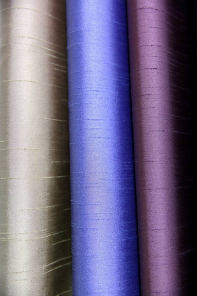 tela colorida se utiliza para diseñar todo tipo de ropa para mujeres y hombres, puede ser de lona o algodón, e incluso seda todo adecuado para la ropa
. - Foto, imagen