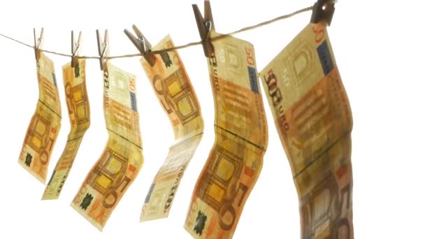 Eurogeld hängt an einem Seil, das mit Wäscheklammern befestigt ist - Filmmaterial, Video