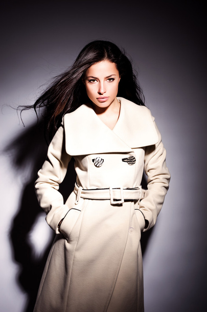 Nainen valkoisessa modernissa takissa
 - Valokuva, kuva