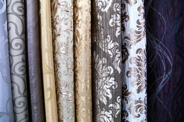 Барвиста тканина використовується для дизайну всіх видів одягу для жінок і чоловіків, це може бути полотно або бавовна, і навіть шовк все підходить для одягу
. - Фото, зображення