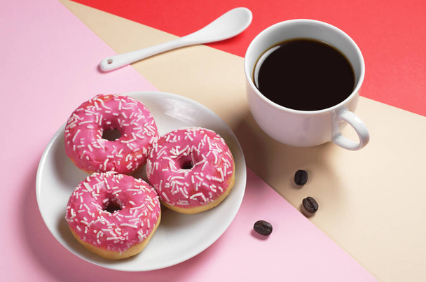 Vaaleanpunaisia donitseja ja kahvia
 - Valokuva, kuva