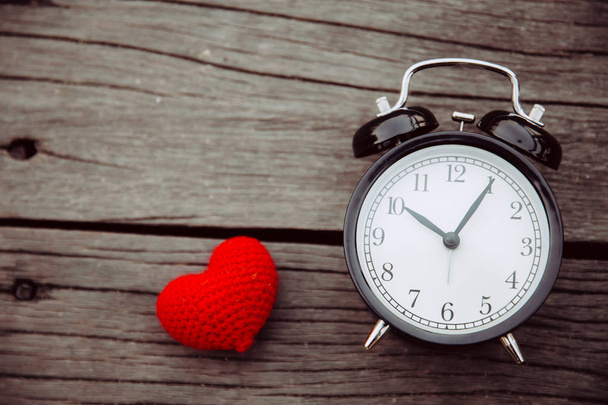 staré hodiny s červeným srdcem na dřevo stůl lásky čas a nezapomenutelné - Fotografie, Obrázek