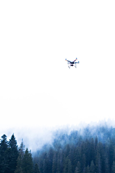 El dron con la cámara profesional toma fotos
  - Foto, Imagen