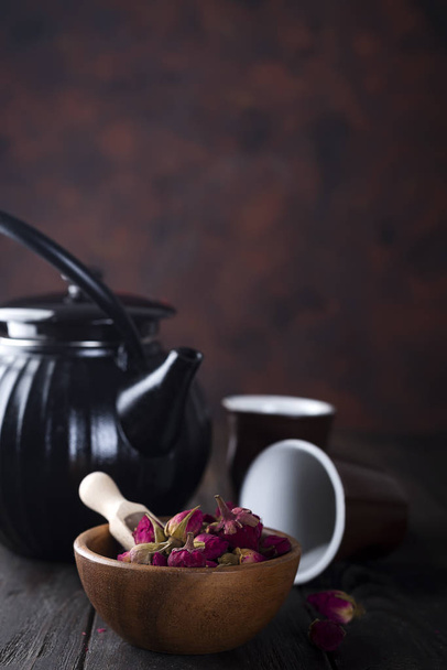 Τριαντάφυλλο μπουμπούκια τσαγιού στο ξύλινο μπολ με τσάι κατσαρόλα - Φωτογραφία, εικόνα