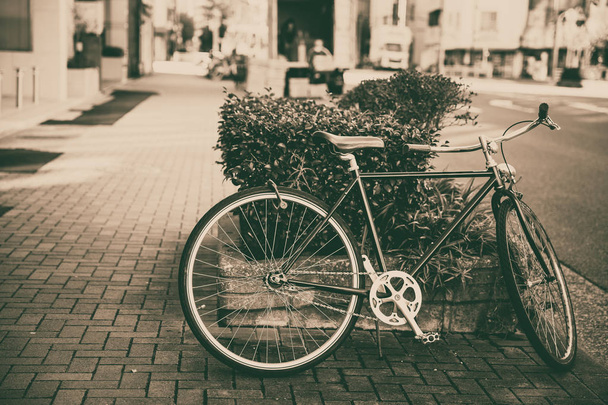kerékpáros parkolás utcán vintage régi retro színtónus - Fotó, kép