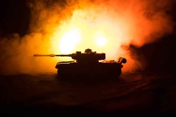 Concepto de guerra. Siluetas militares que luchan escena en el fondo del cielo niebla de guerra, Guerra Mundial tanques alemanes siluetas debajo del horizonte nublado Por la noche. Escena de ataque. Vehículos blindados
. - Foto, imagen