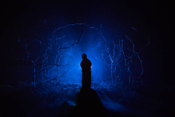 夜、森や霧時に青いトーンの夜の森の中の光と一人の少女。選択と集中 - 写真・画像