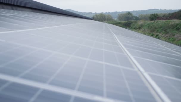 4K Large installation of solar panels on building in the countryside - Filmagem, Vídeo