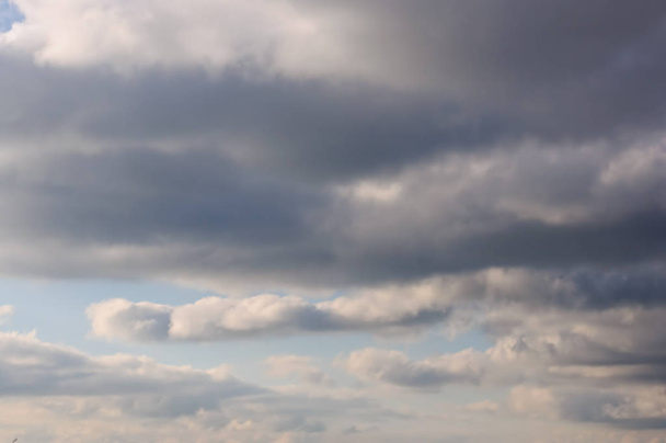 céu azul com nuvens brancas, cinzentas e muito escuras em um dia frio de inverno
 - Foto, Imagem