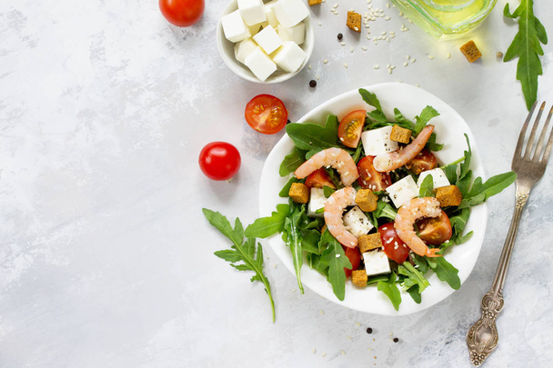 Festliche Vorspeise. Salat mit Garnelen, Feta-Käse, Rucola, che - Foto, Bild