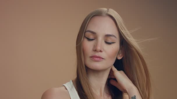 kadının portre düz saçları yavaşça kokusunu joying slowmotion - Video, Çekim