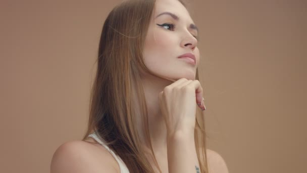 zwolnionym tempie z 60 fps Model piękny portret dotykając jej proste włosy - Materiał filmowy, wideo