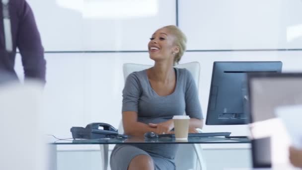 4K Happy pregnant businesswoman talking to a male colleague in the office - Filmmaterial, Video