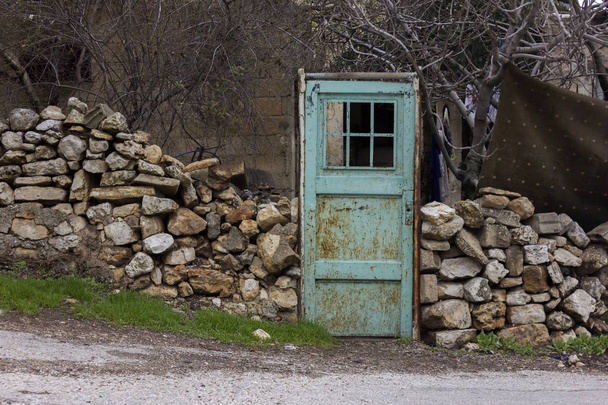 Puerta metálica jardín viejo con óxido en Jordania amman
 - Foto, imagen