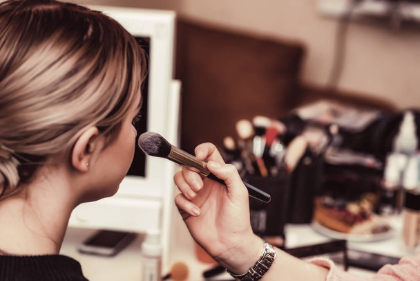 Maquillaje artista aplica maquillaje en chica con cepillo
 - Foto, imagen