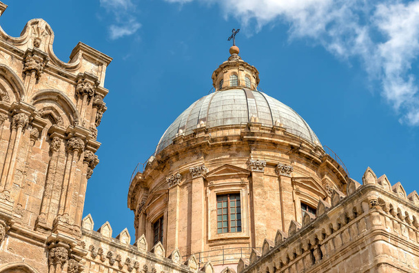 Nézd, a Palermo székesegyház templom kupolája, Szicília, Olaszország - Fotó, kép