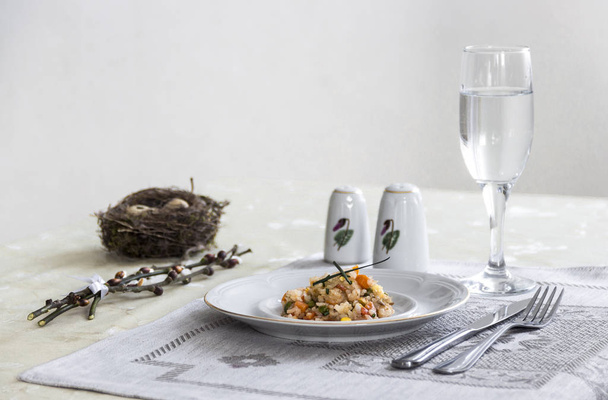 auf einer Serviette mit einem Teller Gemüseeintopf grüne Zwiebeln Glasgabel Messer und Weidenzweige mit Wachteleiern Salz Pfeffer - Foto, Bild