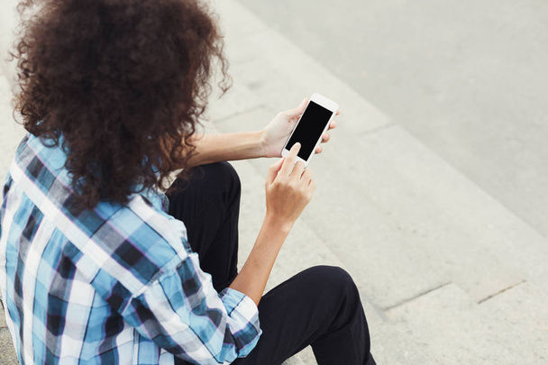 Fiatal nő, üzenetkezelés, telefon szabadban - Fotó, kép