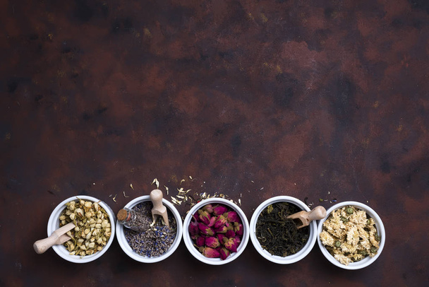 Сбор чая и натуральных добавок в миски
 - Фото, изображение