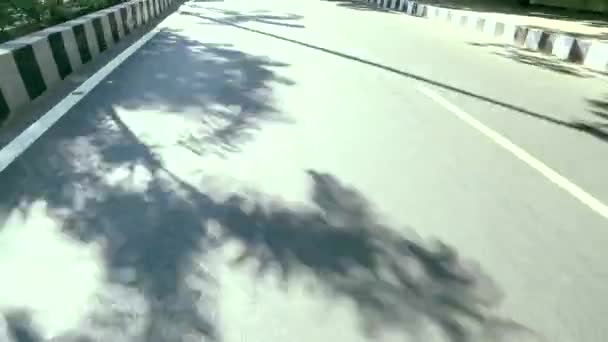 Blick von hinten auf das Fahren durch Vorortstraßen - Filmmaterial, Video