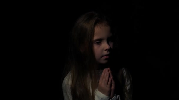 Το παιδί προσεύχεται σε σκοτεινό - Πλάνα, βίντεο