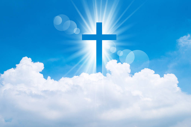 Cruz cristã parece brilhante no céu
  - Foto, Imagem