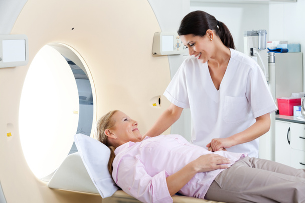Paziente femminile sul letto di scansione CT
 - Foto, immagini