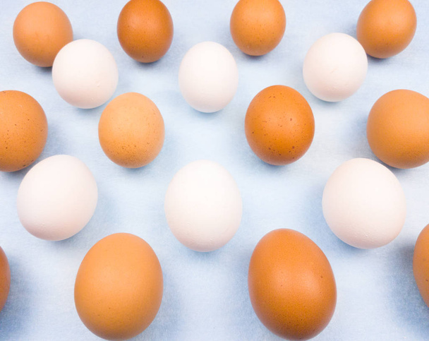 Branco e amarelo páscoa ovos no fundo azul pastel fechar macro
. - Foto, Imagem