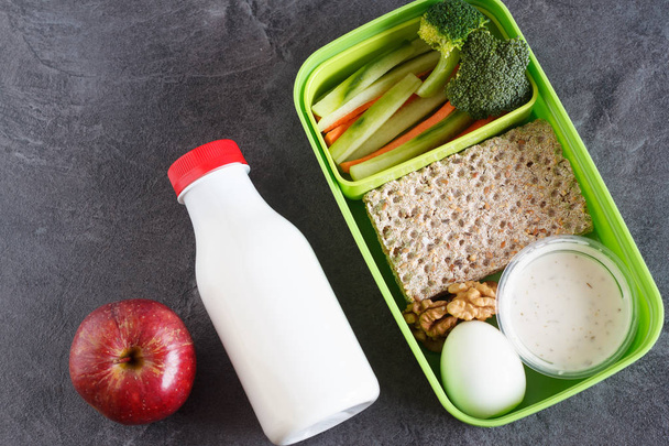 Egészséges fehérje és zöldség diéta snack doboz ebédre - Fotó, kép
