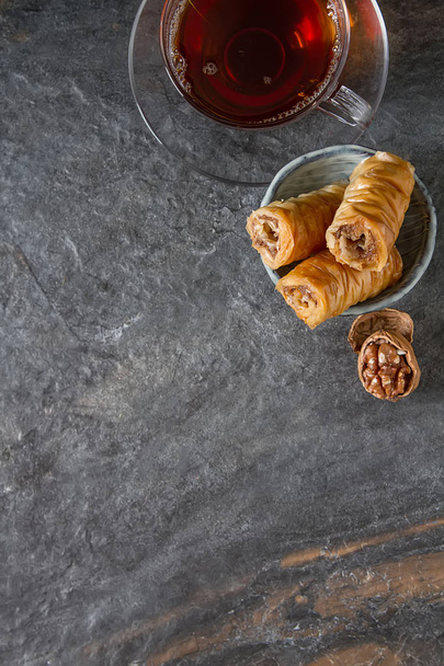 Traditional eastern arabic dessert Baklava with Turkish honey an - 写真・画像