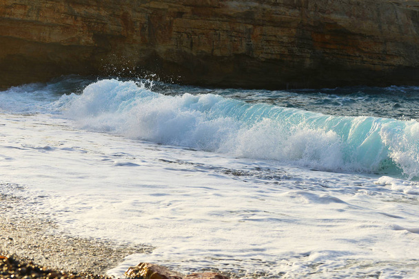 View of waves splashing at stones on seashore - Foto, Imagem