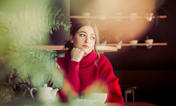 Girl in a cafe drinking tea - Fotoğraf, Görsel
