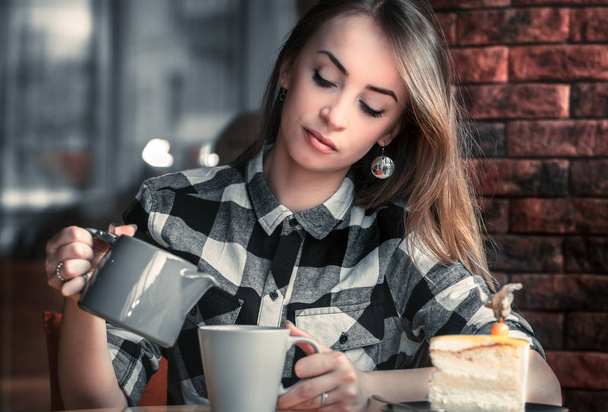 Krásná holka pije čaj v kavárně - Fotografie, Obrázek