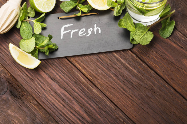 Детоксикаційний напій з огірком, лимоном та м'ятою на дерев'яному фоні
 - Фото, зображення