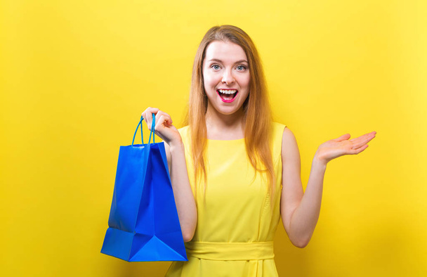 Young woman holding a shopping bag - Photo, image