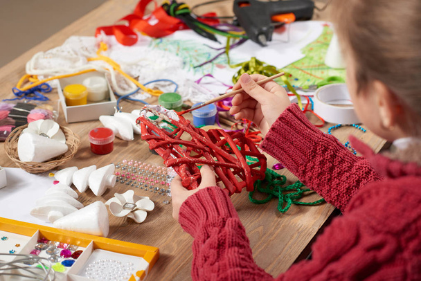 Kinder basteln Basteln und Spielzeug, handgemachtes Konzept. Kunstwerk-Arbeitsplatz mit kreativen Accessoires. - Foto, Bild