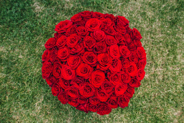 rote Rose auf grünem Hintergrund. ein sehr teures und schickes Geschenk für eine Frau - Foto, Bild