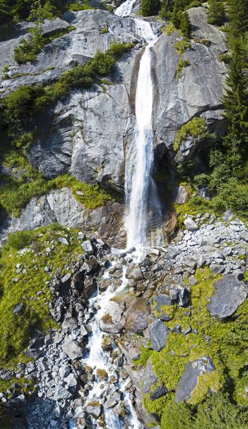 Luftaufnahme eines Wasserfalls im Val di Mello, einem grünen Tal umgeben von Granitbergen und Wäldern, das von Naturliebhabern in das italienische Yosemite-Tal umbenannt wurde. val masino, valtellina, sondrio. Italien - Foto, Bild