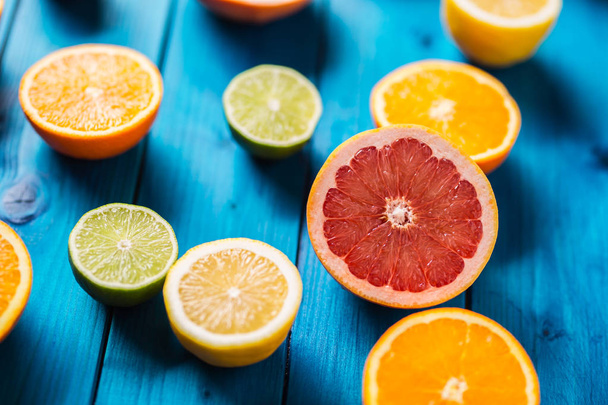 Oranges limet lemon and grapefruit on blue table. - Fotoğraf, Görsel