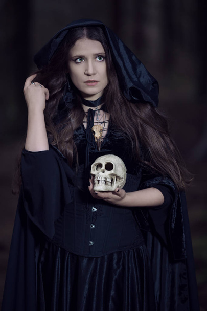 Portrait of a witch with a skull - Φωτογραφία, εικόνα