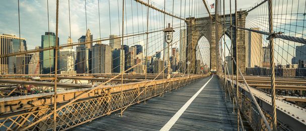 Знаменитый Бруклинский мост утром
 - Фото, изображение
