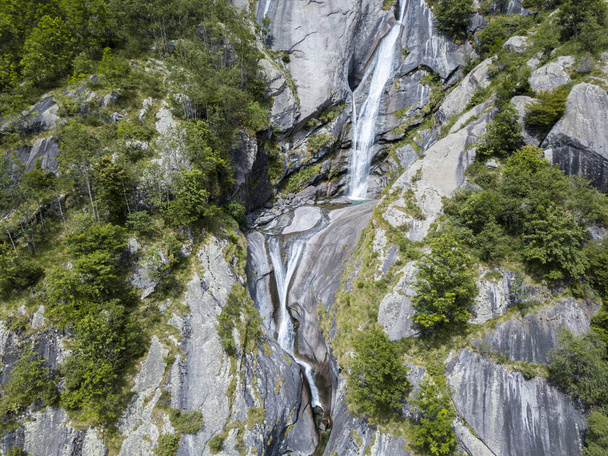Letecký pohled na vodopád v Val di Mello, zelené údolí obklopeném žulové hory a lesy, přejmenována na italské Yosemity od všech milovníků přírody. Val Masino, Valtellina, Sondrio. Itálie - Fotografie, Obrázek