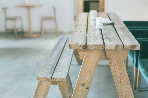 Panca e tavolo in legno per interni
 - Foto, immagini