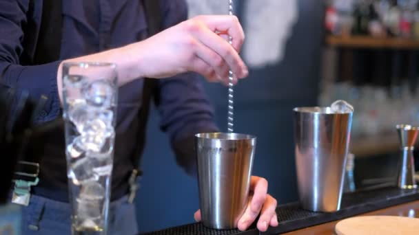 Odborná barman dělá koktejlu v baru - Záběry, video